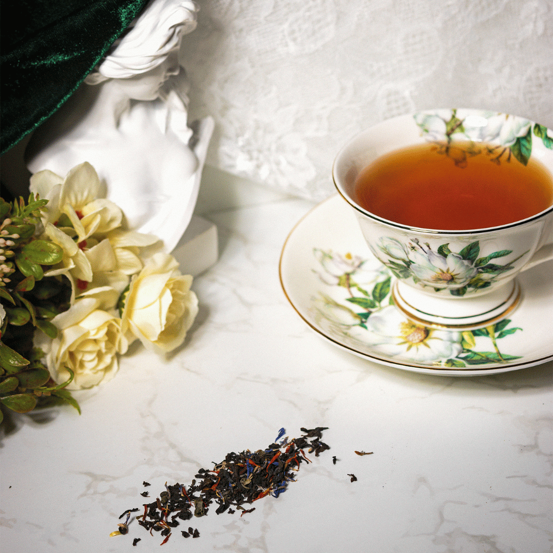 brewed and loose leaf green tea and black tea blend